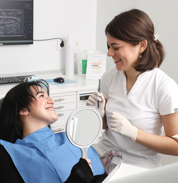 Zahnarzt Dr. Knörnschild mit Patientin